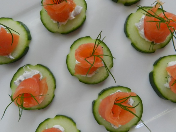 smoked salmon on cucumber rounds