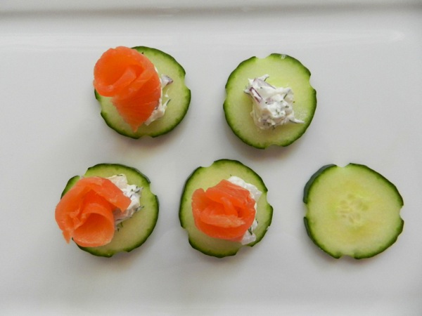 smoked salmon on cucumber rounds