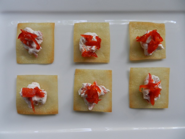 wonton crackers with peppadew peppers and goat cheese