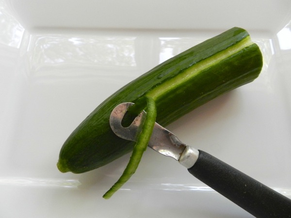 smoked salmon on cucumber rounds