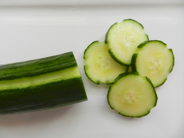 smoked salmon on cucumber rounds