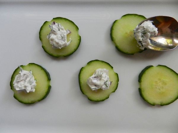 smoked salmon on cucumber rounds