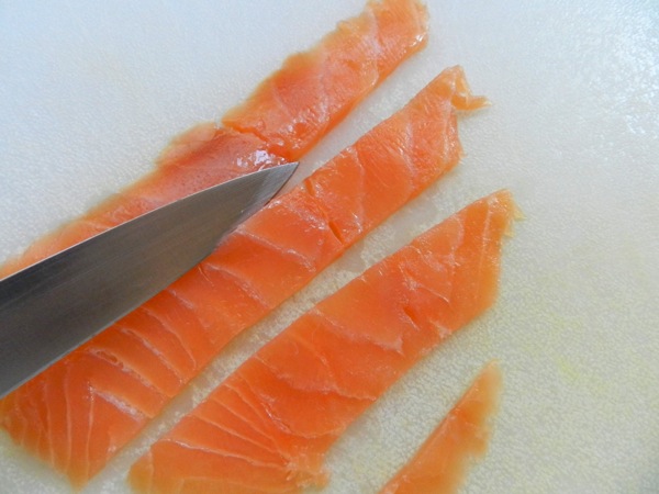 smoked salmon on cucumber rounds