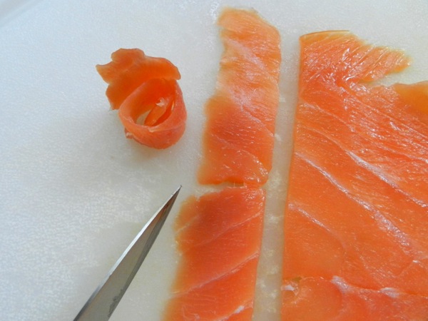 smoked salmon on cucumber rounds