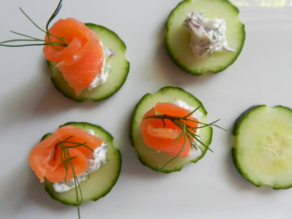 smoked salmon on cucumber rounds