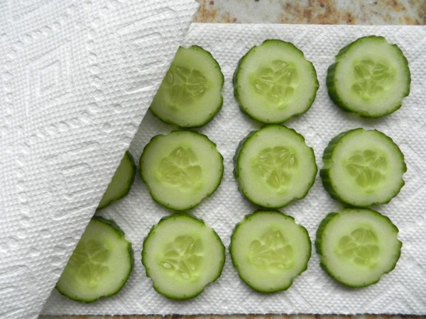 smoked salmon on cucumber rounds