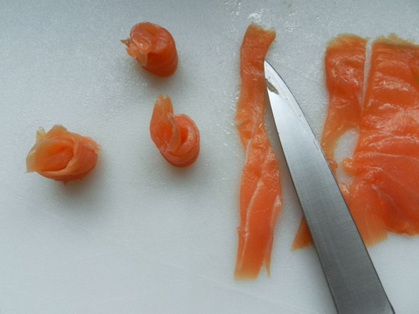 smoked salmon on cucumber rounds