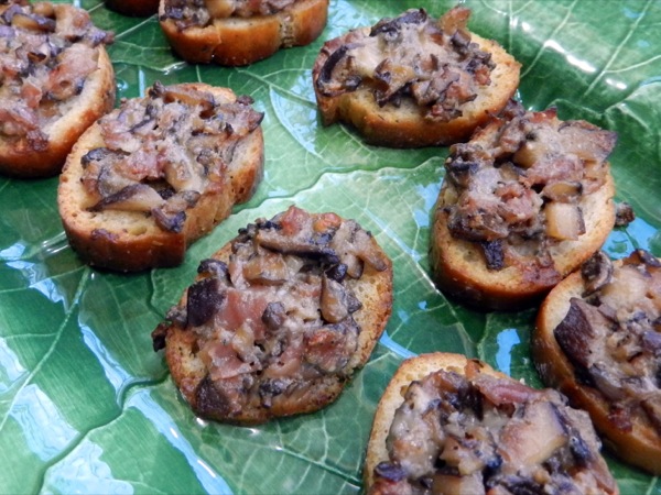 crostini with mushrooms, prosciutto, and blue cheese